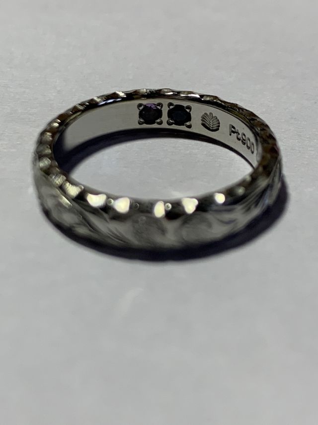 内側の宝石はハワイで縁起のいいサファイアと誕生石にしました。