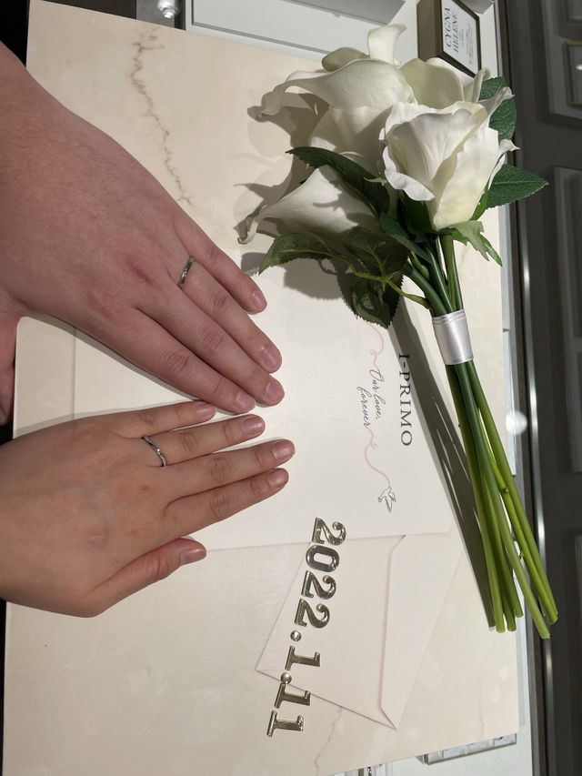 男女ペアでウェーブのもの
女性用はダイヤ10粒