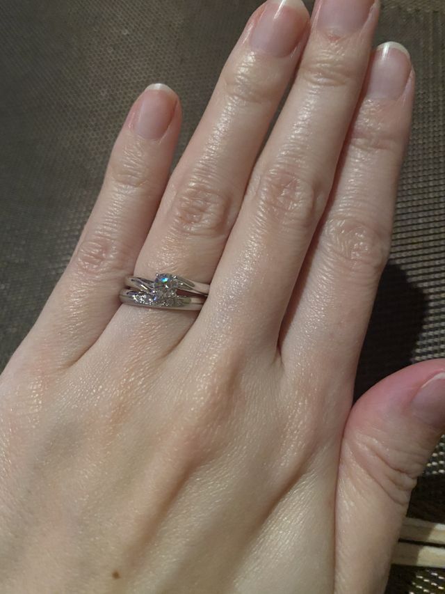 結婚指輪（別ブランド）との重ね付け。豪華な輝きです。