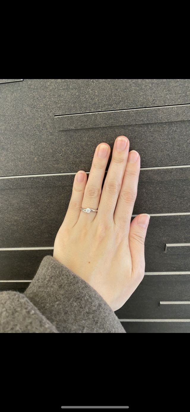 シンプルな一粒ダイヤでありながら他にない珍しいデザイン。