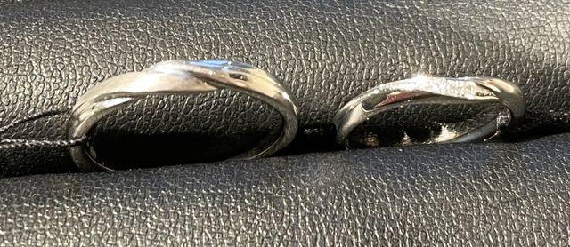 ペアリングではないですが、ねじりのあるデザインで揃えました。