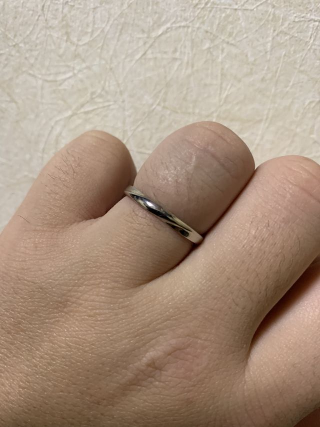 ウェーブあり。内側に記念日とイニシャルあります。