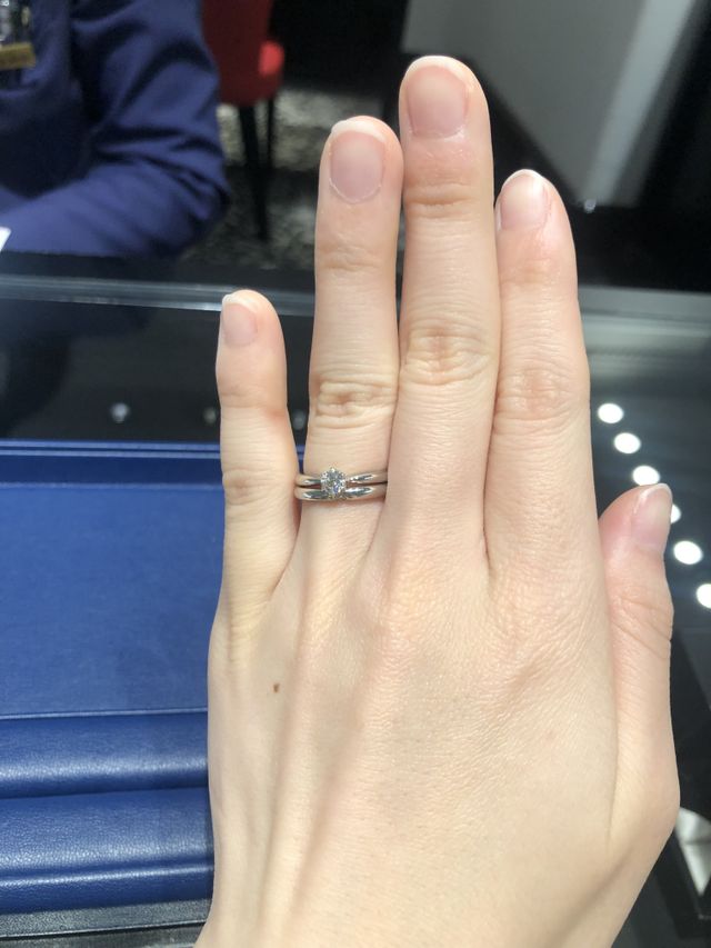 結婚指輪、婚約指輪両方つけてます。