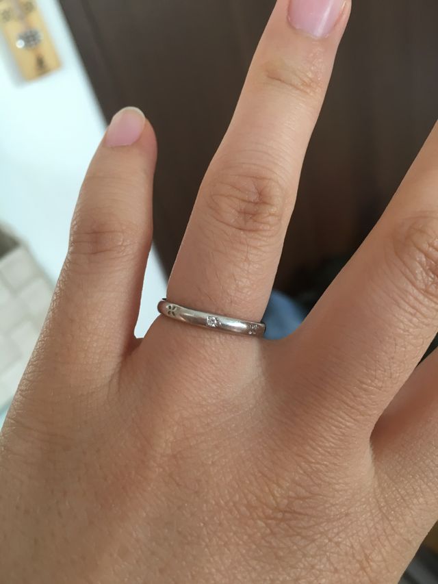 小さなダイヤがキラリ