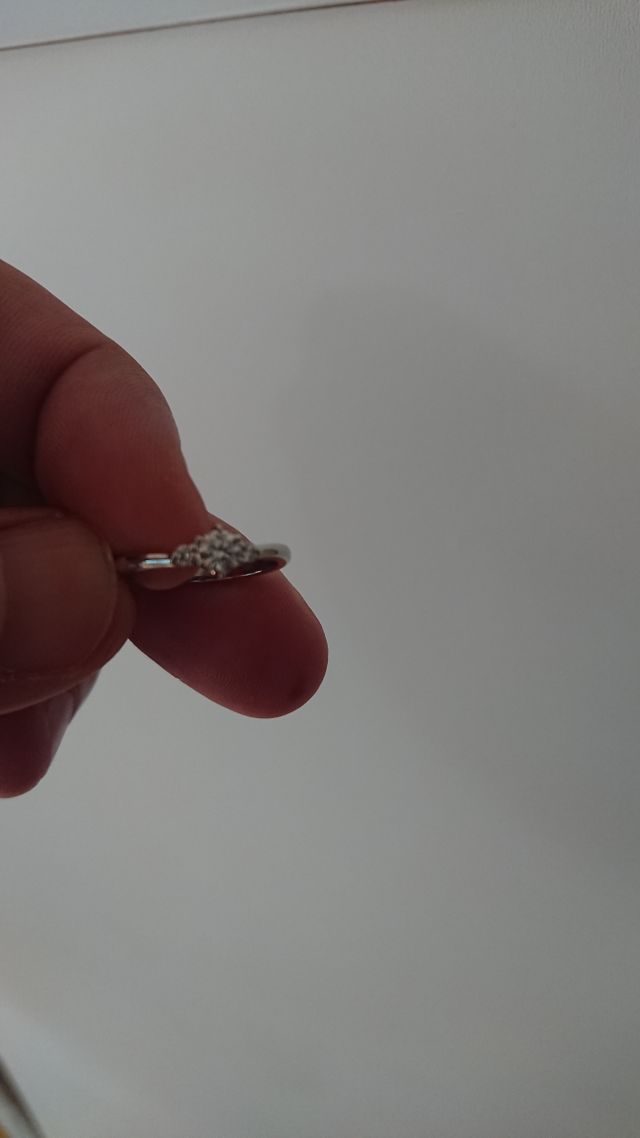 6号ティアオブリリーです。
3石の収まり幅が良いです。