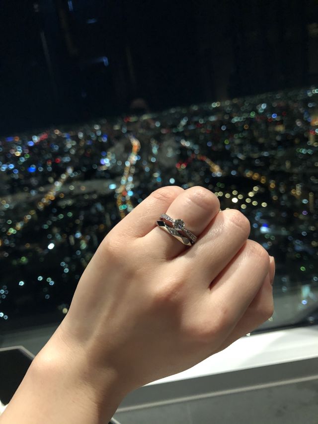 婚約指輪との重ね付けもお気に入りです。