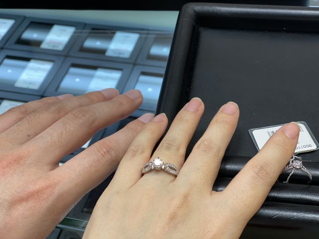 1番気に入ったリングで、真ん中に4カラットの石。