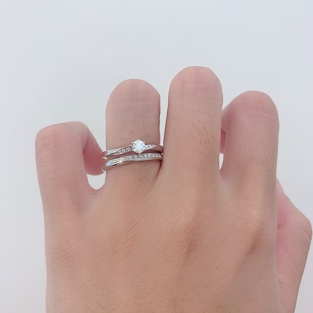 上は婚約指輪。
下は結婚指輪。