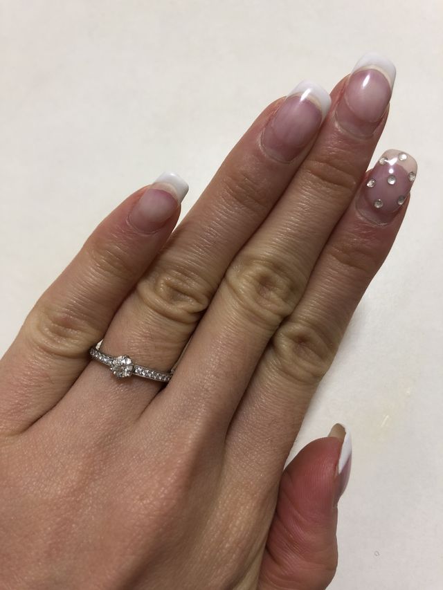 婚約指輪だけでも華やかにみえるハーフエタニティにしました！