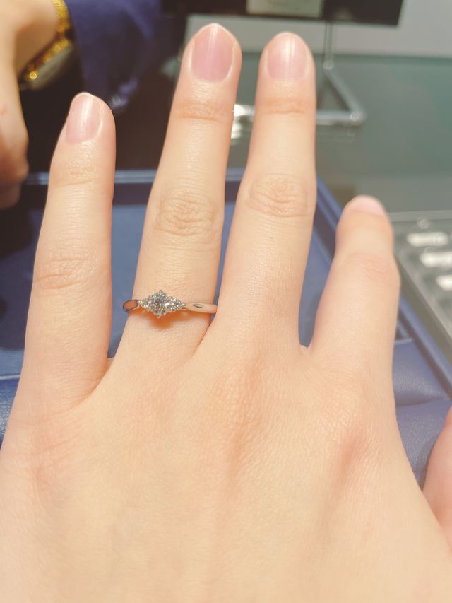 横にメレダイヤ、周囲はミルウチのデザインです