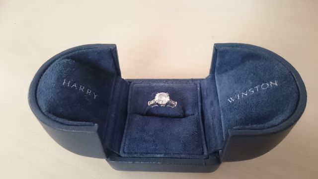 婚約指輪なのでこのケースに入れて大切に保管しています。