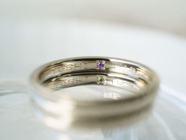 内には結婚記念日とお互いの名前の頭文字、誕生石を入れました。