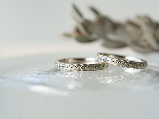 ホワイトゴールドのミルグレイン加工、半分を月桂樹にしました。