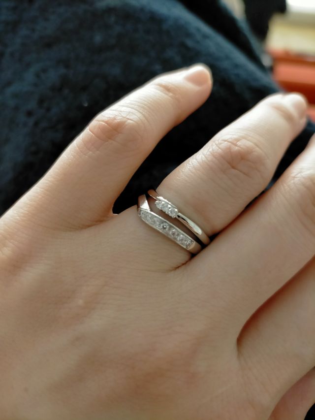 下が結婚指輪で、上が結婚10年の指輪です。