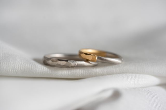 レディースはゴールドとシルバー、メンズはシルバーにしました