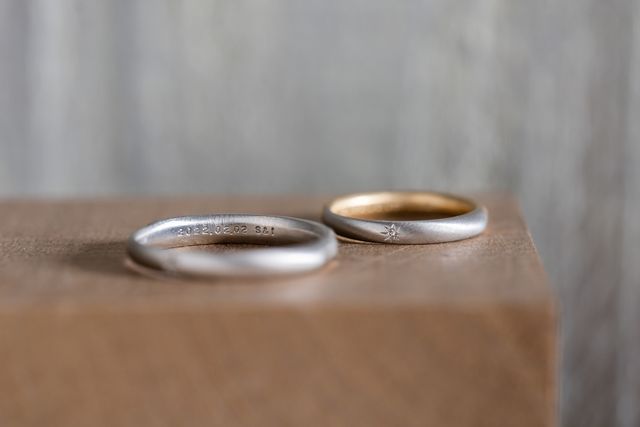 シンプルに入籍日とイニシャルのみ刻印しました