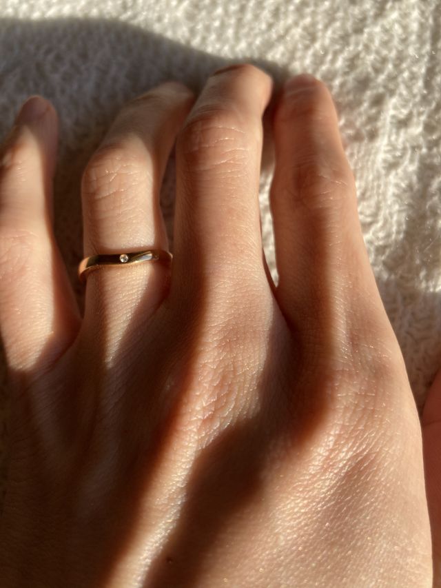 バレリーナカーブの中心にダイヤモンド1石がとても美しいです。