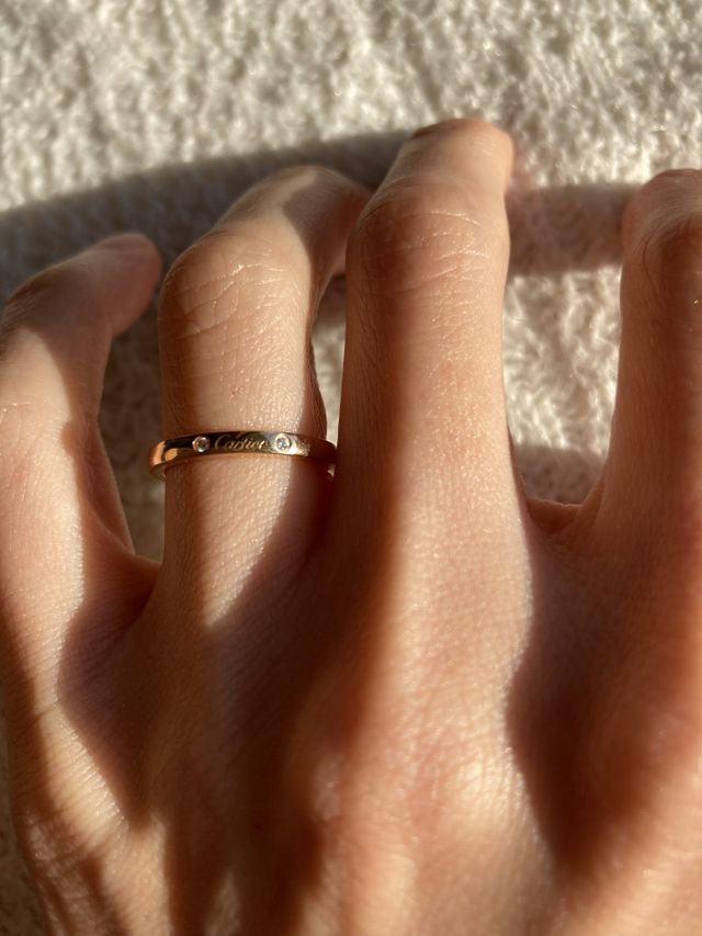 反対側は直線でカルティエのロゴ、両端にダイヤがあります