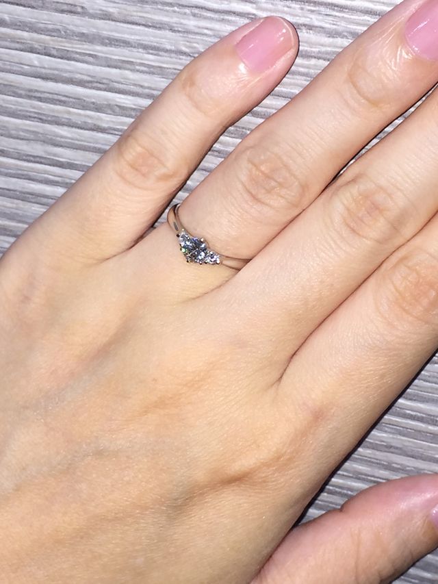 ダイヤの輝きにうっとりします(彼女談)