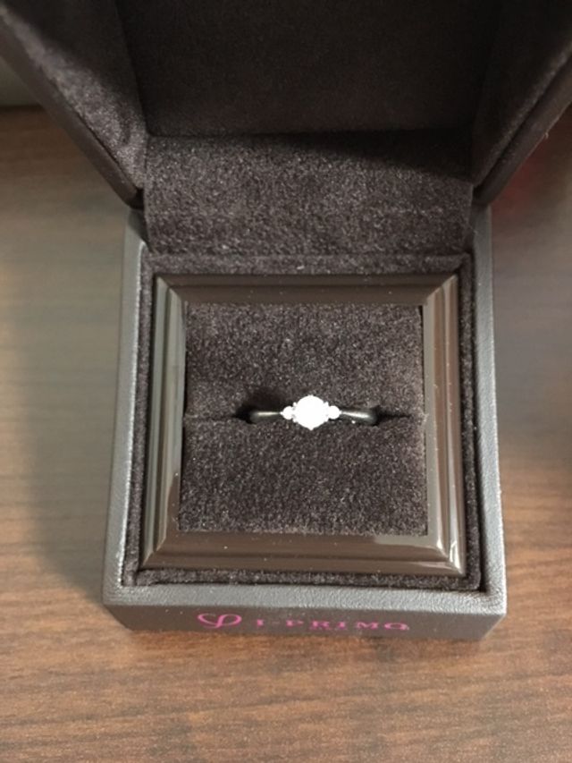 真ん中のダイヤの横に小さいダイヤが両サイドについています。