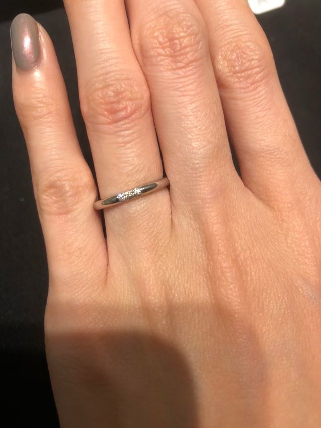 3つダイヤに斜めの彫りが入っています。