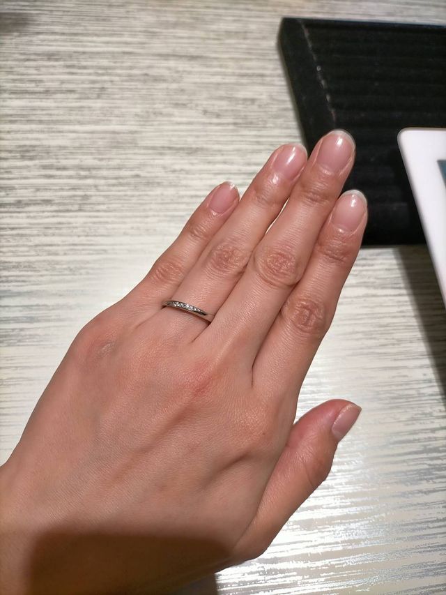 ストレートでメレダイヤ付きのタイプです。