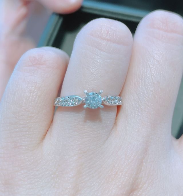 センターのダイヤモンドが大きく見えるデザインでした。