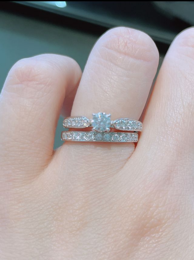 レーヌドコロールのセットではない結婚指輪と一緒に着用しました