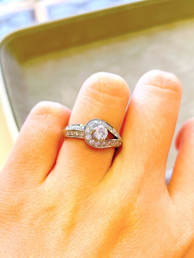 ダイヤモンドが大きく見える豪華なデザインです。