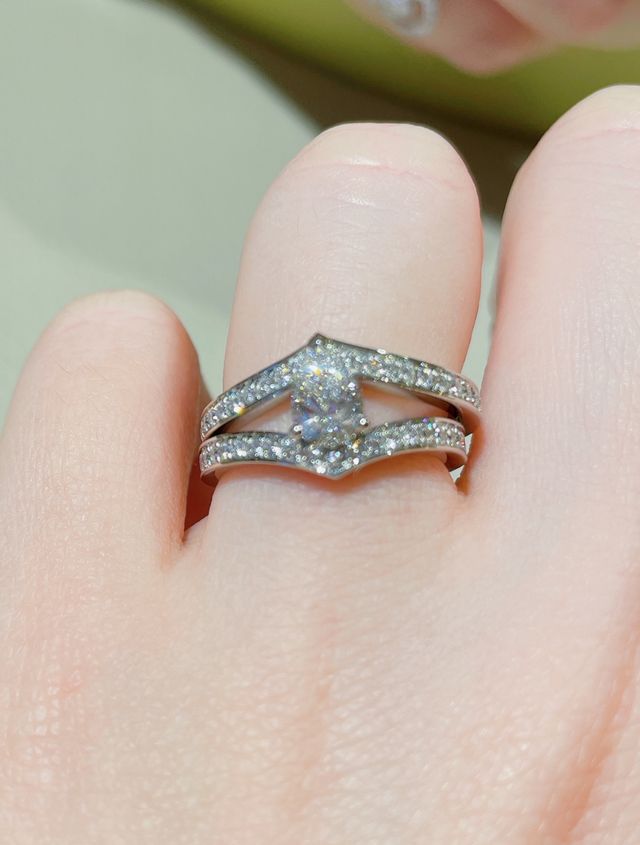 重ね方を変えて着けています。1枚目の写真と同じ指輪です。