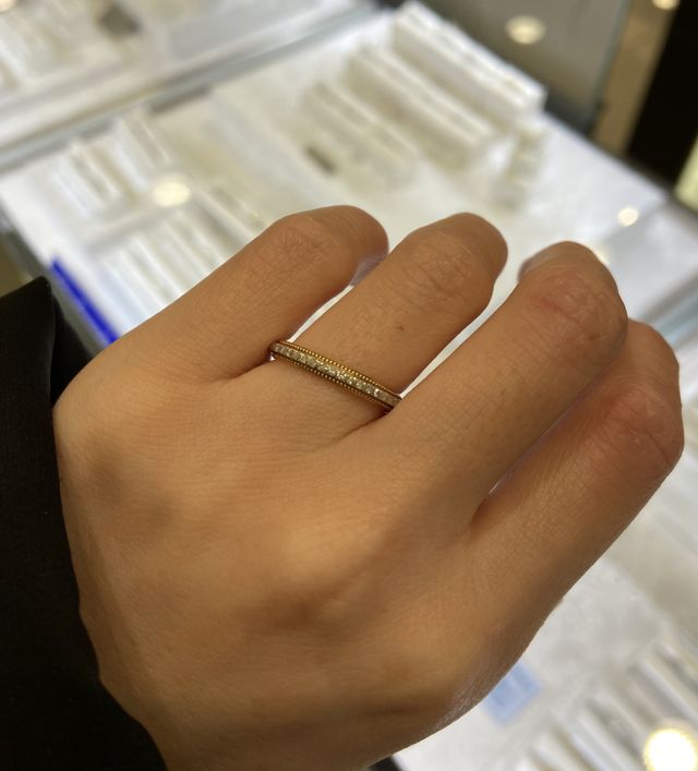 イエローゴールドのミル打ちがされているハーフエタニティです。