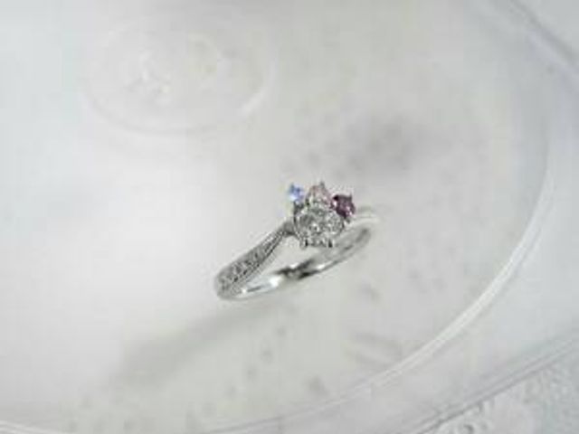 メインのダイヤの傍に二人の誕生石を入れました！