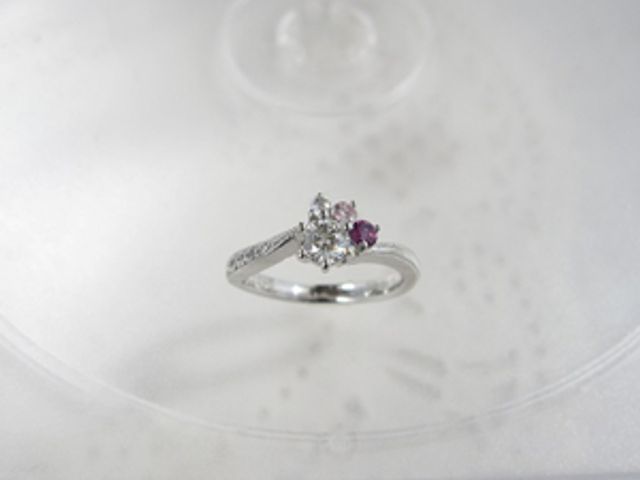 ムーンストーンは角度によって色が変わるので綺麗です！