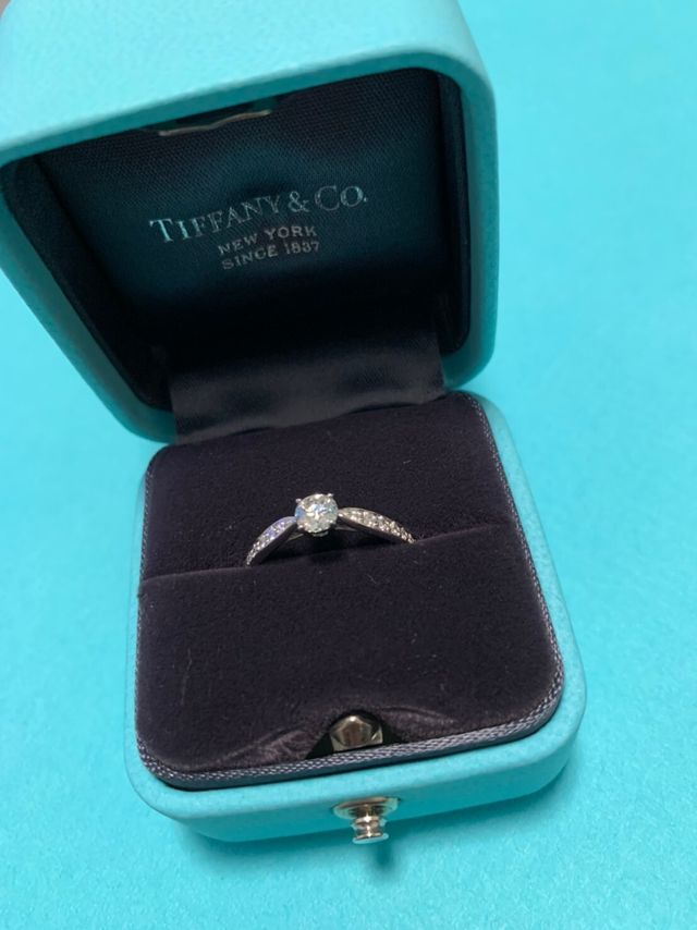 ティファニーハーモニーのハーフエタニティタイプのものです。