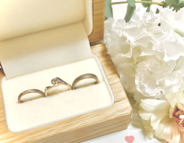 左右がカヨフで作成した結婚指輪です