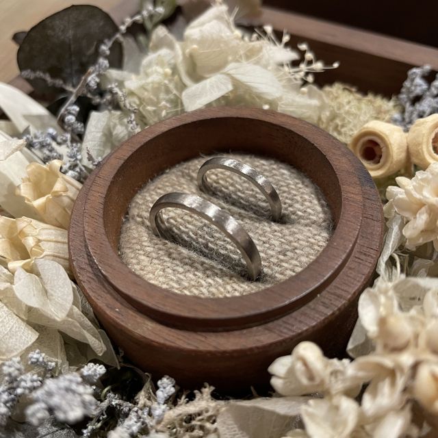 ホワイトゴールドの結婚指輪
ヘアライン仕上げ