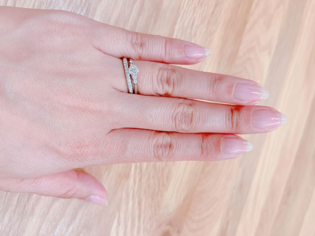下に着けたのが結婚指輪です。セットでつけた時を考慮しました