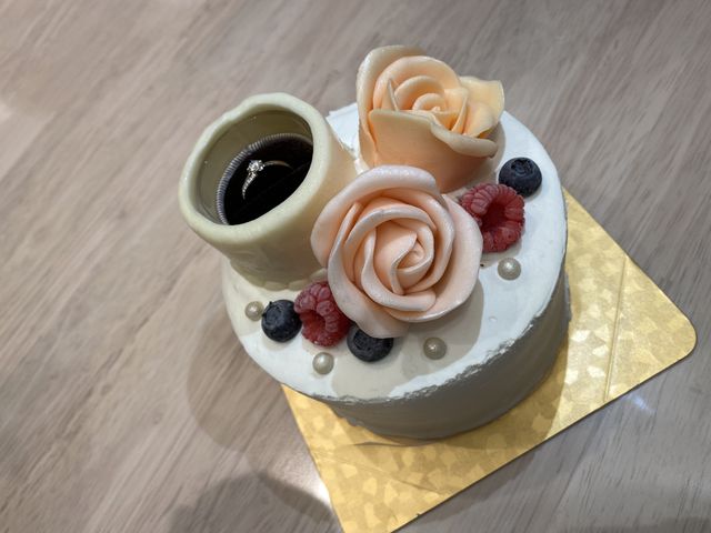 受け取った指輪をプロポーズケーキの一部に飾りました。
