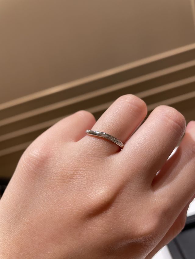 つけ心地も問題なく、照明にあたるとキラキラと輝いて綺麗です。