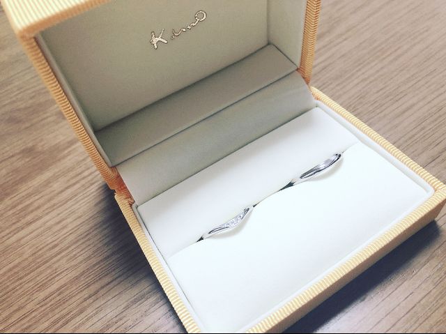 Ｖの字型のリングです
石の輝きがとても綺麗です