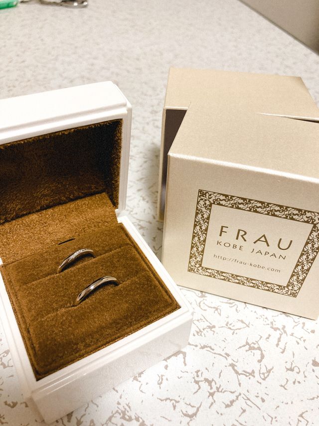 ナナメにダイヤが入ってる可愛いデザインにしてもらいました。