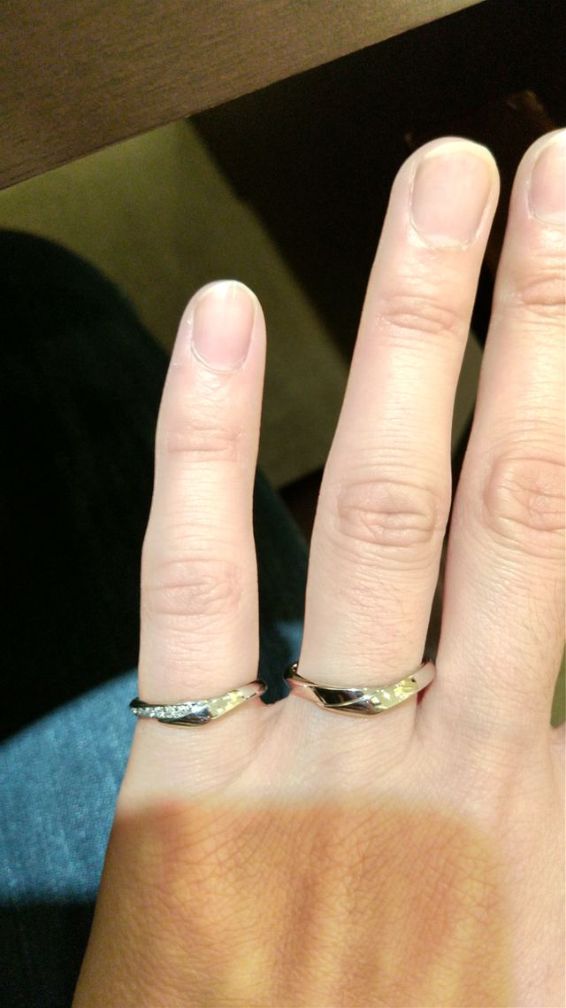 男性の指に、男女それぞれの指輪を付けてみました