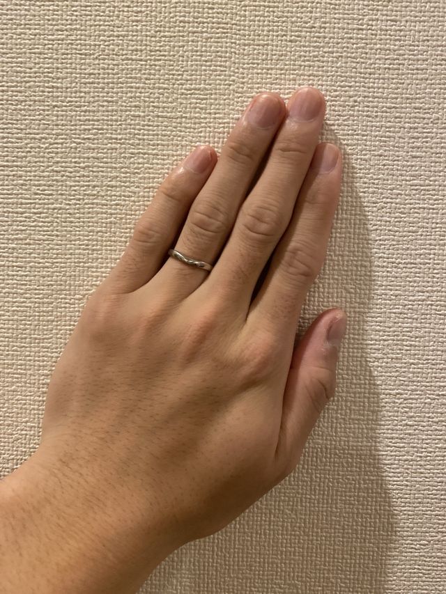 V型の結婚指輪。