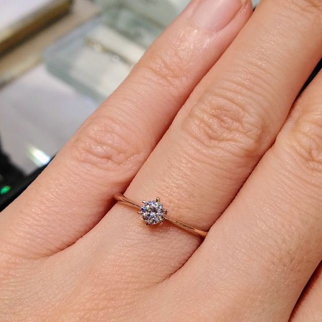 一粒ダイヤモンドの婚約指輪です