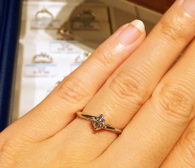 ウェーブデザイン一粒ダイヤモンドの婚約指輪です