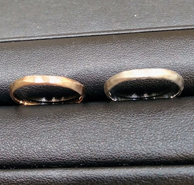 結婚指輪です。表面デザインが特徴的です。