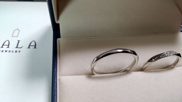 シンプルで華やかさもあり、男性用デザインとバランスが良い。