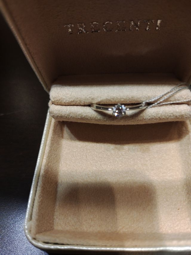 ダイヤモンドが綺麗に映えるデザインです。