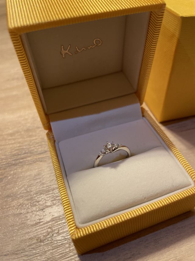 婚約指輪の写真です。
センターのダイヤが輝いて綺麗です！