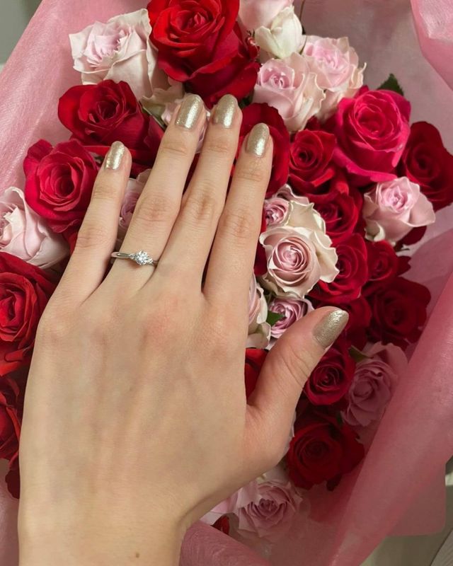 指輪を着けている写真